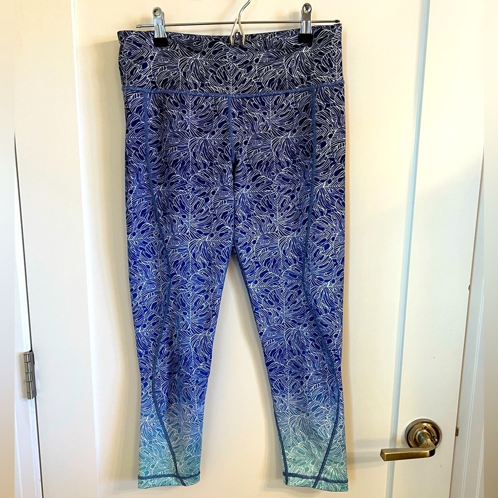 Vineyard Vine Blue Ombré Athletic Capri Leggings
